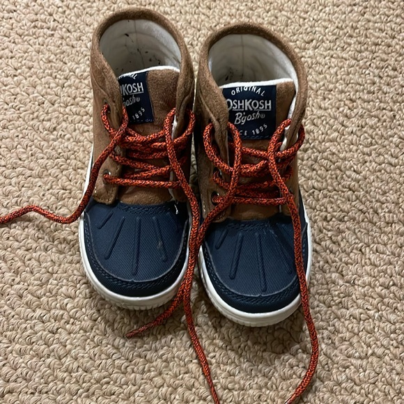 OshKosh B'gosh Other - Oshkosh bgosh size 8 toddlers tennis shoe boot